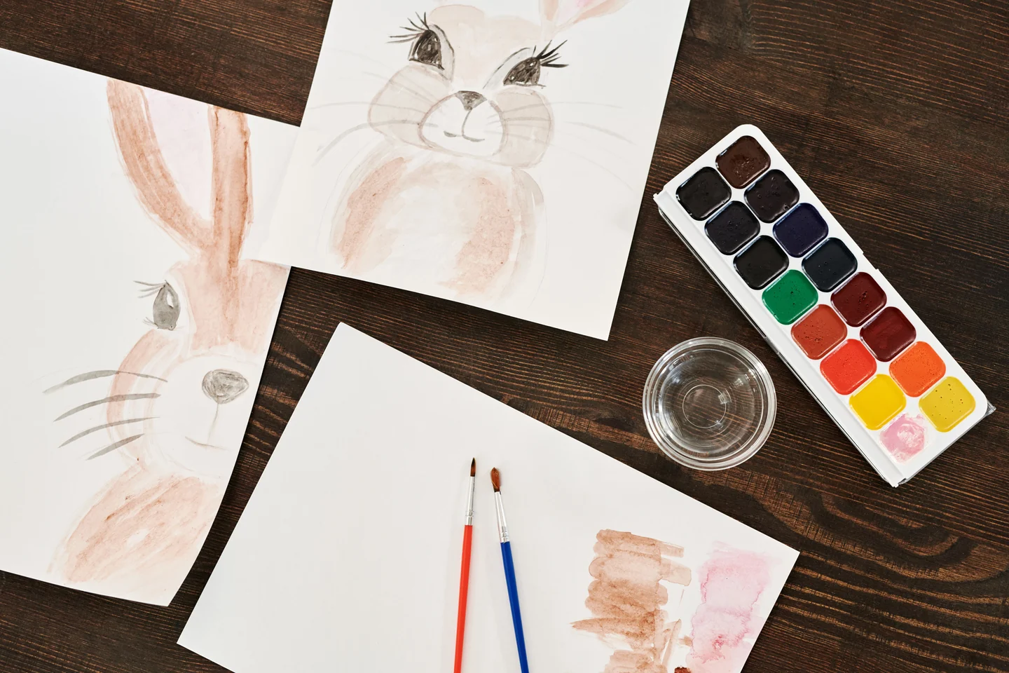 水彩颜料、画笔与纸上图画静物，美术主题配图，非 Children’s Art Classes West Windsor 课程作品或现场（课程示意图，非机构现场）