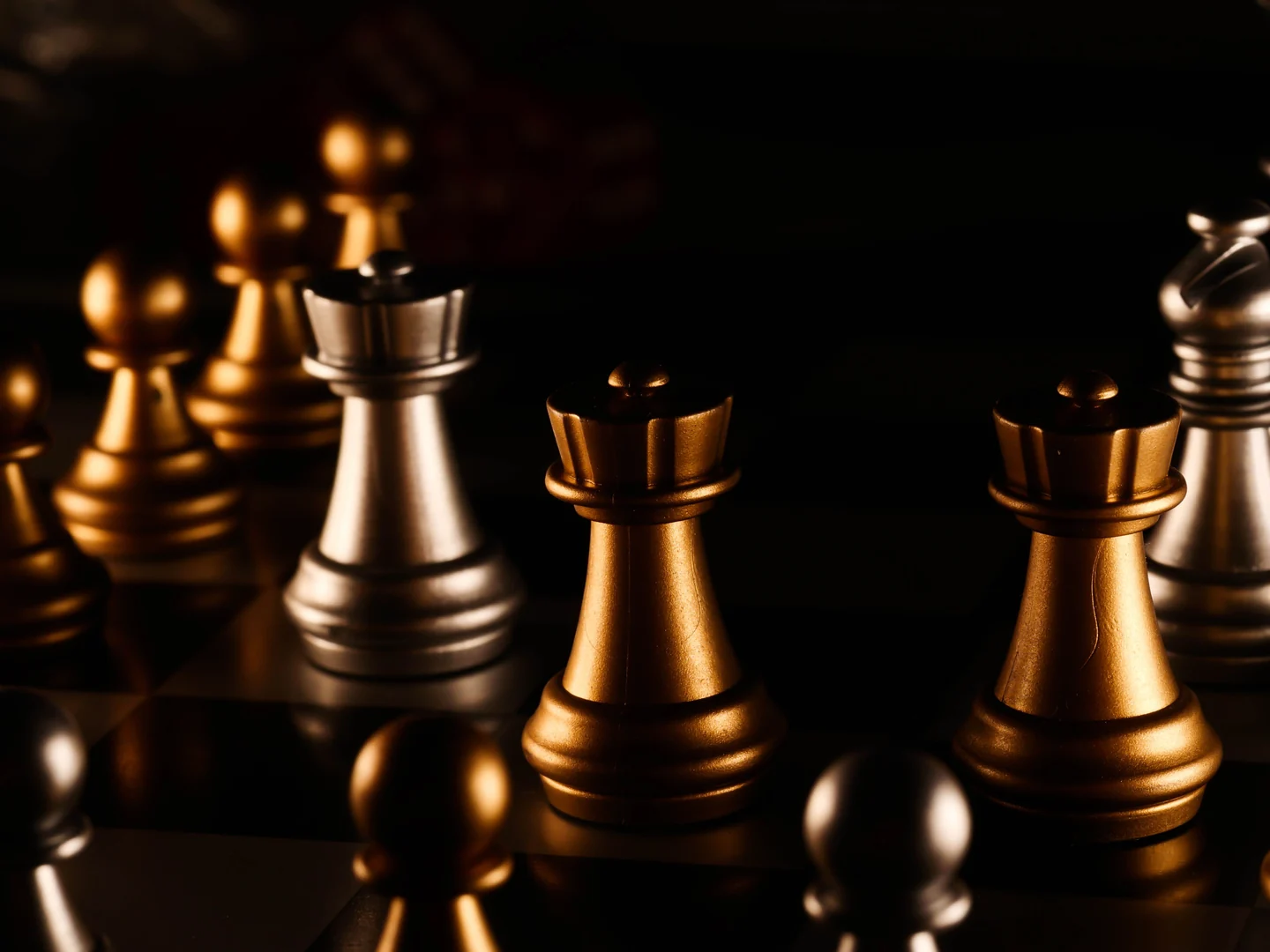棋盘上的金色与银色国际象棋棋子静物，棋类主题配图，非 Plainsboro Public Library 或 Pawns Pathways 课程现场照片（课程示意图，非机构现场）