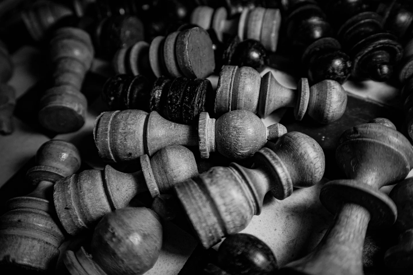 黑白木质国际象棋棋子静物，课程示意图，非机构现场（课程示意图，非机构现场）