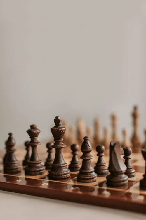 木质国际象棋棋子与棋盘特写（课程示意图，非机构现场）